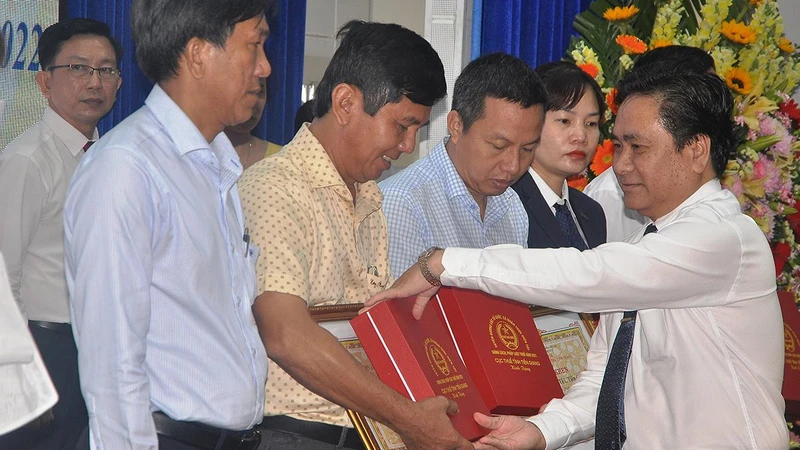 Đồng chí Trần Văn Dũng trao Bằng khen của UBND tỉnh Tiền Giang cho các tổ chức chấp hành pháp luật thuế năm 2021.