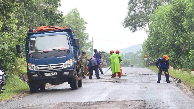 Công ty Cổ phần Quản lý và xây dựng đường bộ Phú Yên đang triển khai lắp vá ổ gà, khắc phục các sự cố hư hỏng mặt đường bảo đảm an toàn giao thông trong mưa lũ.