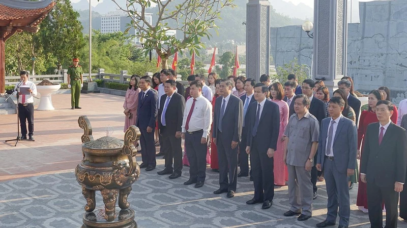 Các đại biểu dâng hương tại Đền thờ Bác Hồ tại Quảng trường Tây Bắc.