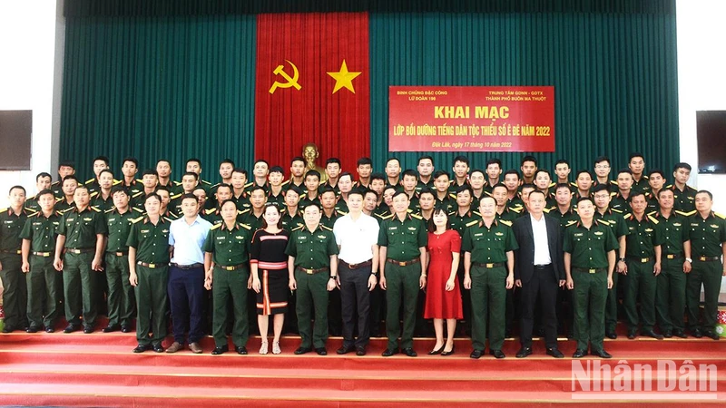 Đại diện lãnh đạo Binh chủng Đặc công, Lữ đoàn Đặc công 198, Trung tâm Giáo dục nghề nghiệp-Giáo dục thường xuyên thành phố Buôn Ma Thuột và các học viên tại lễ khai mạc.