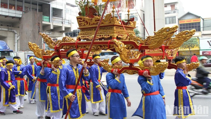 Đoàn rước từ làng Kiều Mai (cũ) sang làng Phú Mỹ trong dịp Lễ hội.