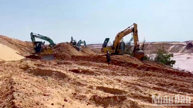 Các lực lượng chức năng cùng đơn vị khai thác vẫn đang khẩn trương tìm kiếm các nạn nhân mất tích. 