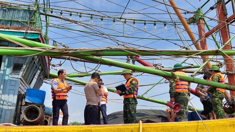 Bộ đội Biên phòng Quảng Bình tuyên truyền về khai thác IUU cho ngư dân ngay trên tàu cá.