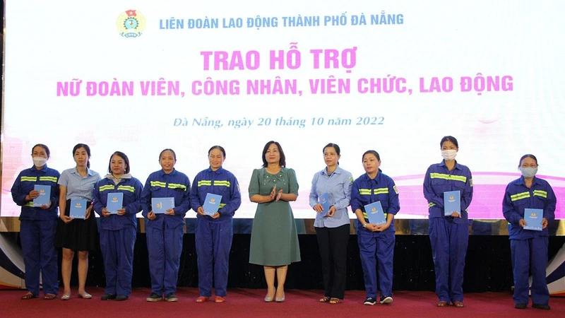 Trao quà cho nữ đoàn viên công đoàn.