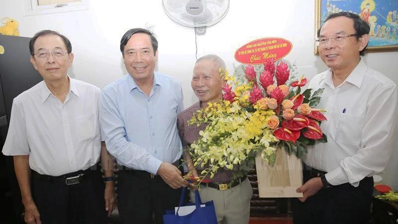 Đoàn công tác thăm, chúc mừng đồng chí Phạm Văn Phê. (Ảnh: Hồ Long)
