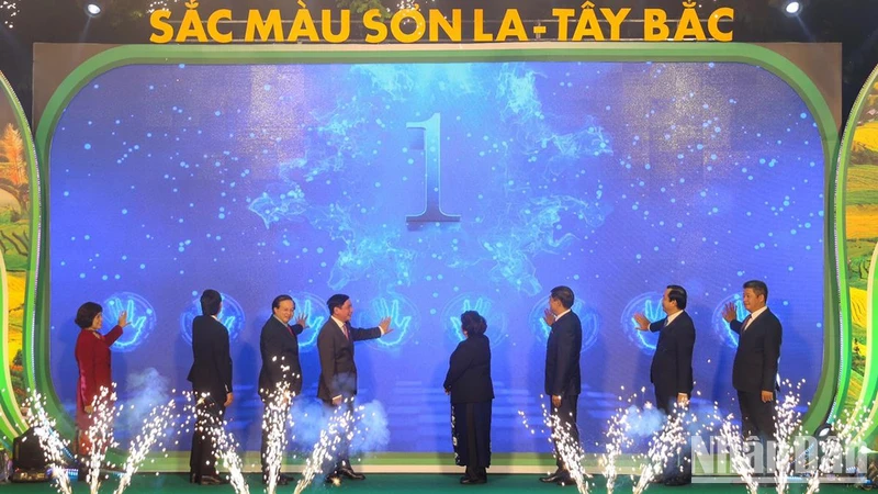 Các đại biểu khai mạc sự kiện “Sắc màu Sơn La–Tây Bắc”.