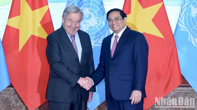 Thủ tướng Phạm Minh Chính và Tổng Thư ký Liên hợp quốc António Guterres chụp ảnh trước khi vào hội kiến.