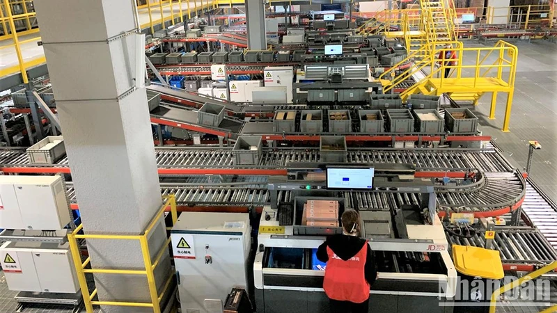 Kho logistics bán tự động phục vụ thương mại điện tử của hãng JD ở thành phố Bắc Kinh.