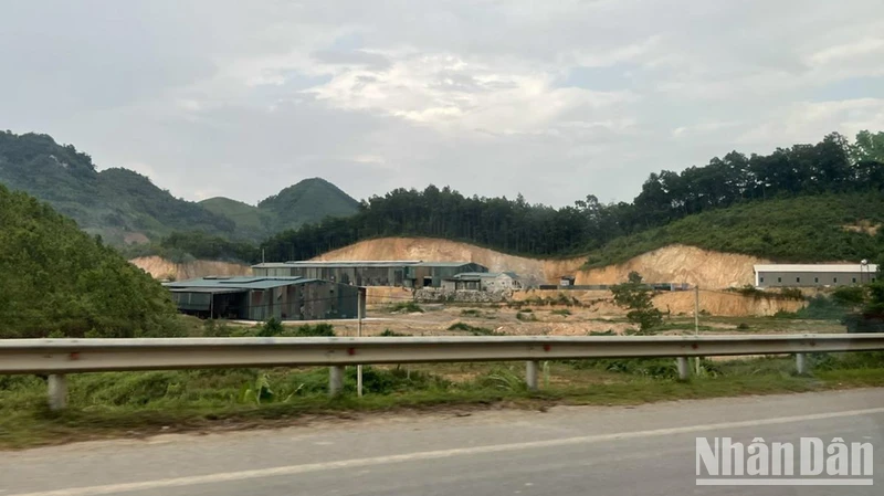 Một nhà xưởng “mọc” lên trên đất lâm nghiệp ở xã Quảng Chu (Chợ Mới). 