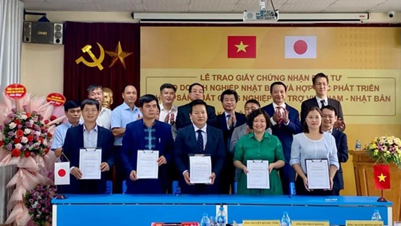 Trao chứng nhận đầu tư, giấy phép đầu tư cho các doanh nghiệp tại Khu Công nghiệp hỗ trợ Nam Hà Nội. (Ảnh: Thanh Thanh)