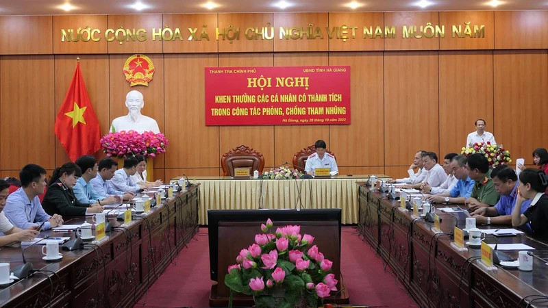 Hội nghị khen thưởng cho các cá nhân có thành tích trong công tác phòng, chống tham nhũng.