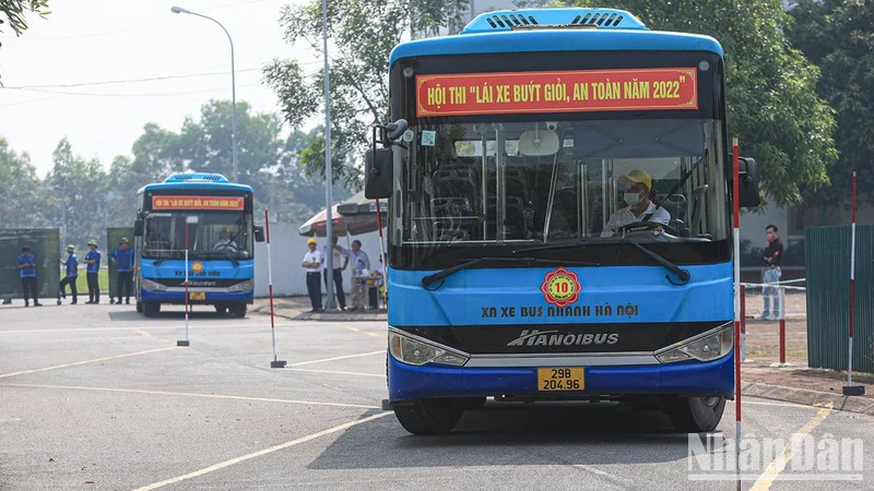 Các lái xe buýt tranh tài tại hội thi sáng 28/10.