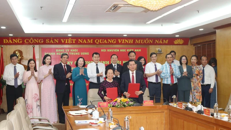 Quang cảnh lễ ký kết.