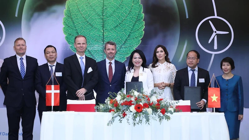 Đại diện Liên danh T&T Group-Orsted và Trung tâm Đổi mới sáng tạo quốc gia ký và trao biên bản ghi nhớ thỏa thuận hợp tác.