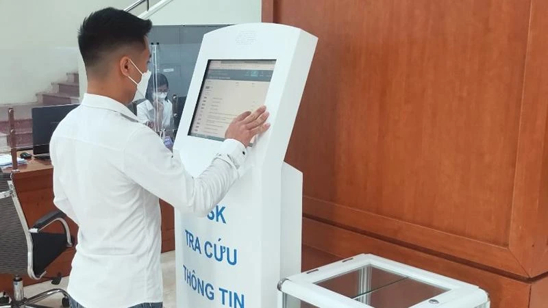 Công dân tra cứu thông tin thủ tục hành chính tại Trung tâm Phục vụ hành chính công tỉnh Thái Bình.