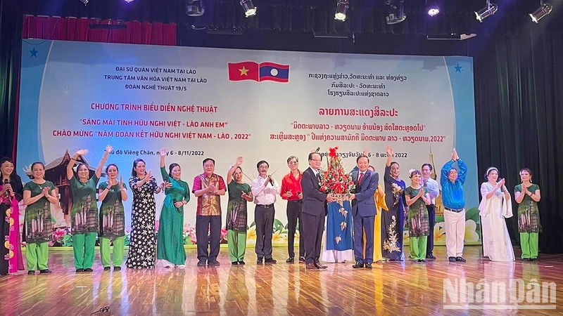 Đại sứ Nguyễn Bá Hùng tặng hoa cho các nghệ sĩ tại buổi biểu diễn. 