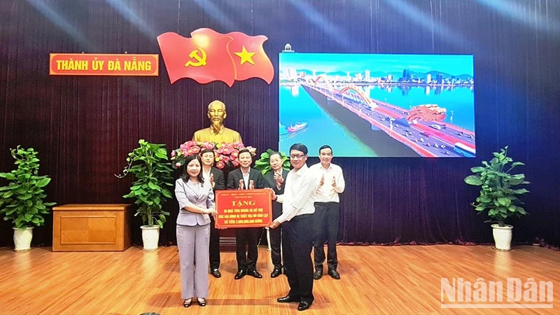Hỗ trợ 2 tỷ đồng giúp người dân Đà Nẵng khắc phục hậu quả thiên tai.
