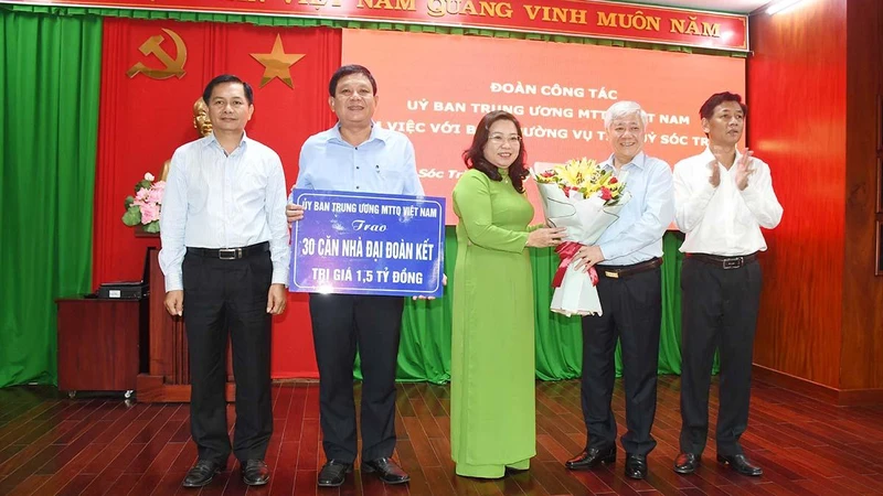 Lãnh đạo Ủy ban Trung ương Mặt trận Tổ quốc Việt Nam trao tặng 30 căn nhà đại đoàn kết cho hộ nghèo tỉnh Sóc Trăng. 