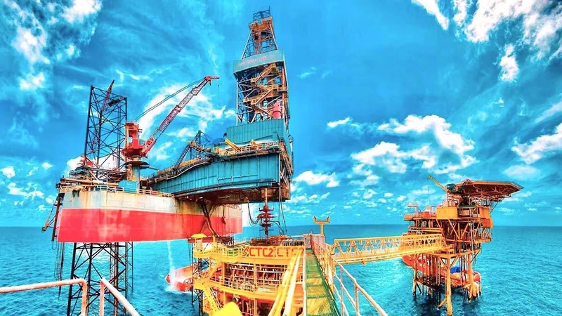 Vào lúc 8 giờ ngày 28/10/2022, giàn khai thác Cá Tầm 2 (CTC-2) thuộc mỏ Cá Tầm, Lô 09-3/12 đã chính thức khai thác dòng dầu đầu tiên.