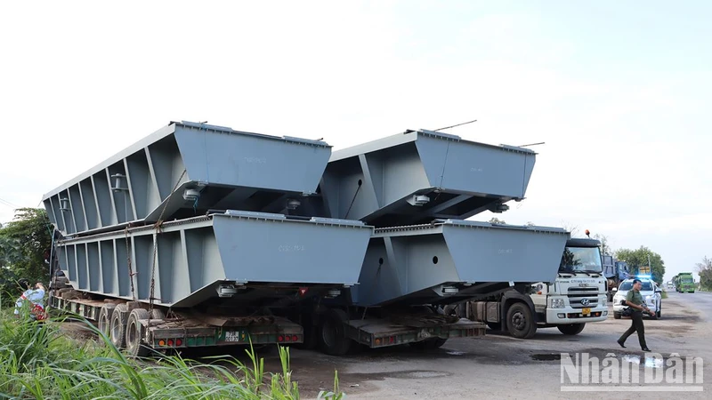 3 xe đầu kéo chở hàng quá cỡ nhưng không có giấy phép lưu hành.