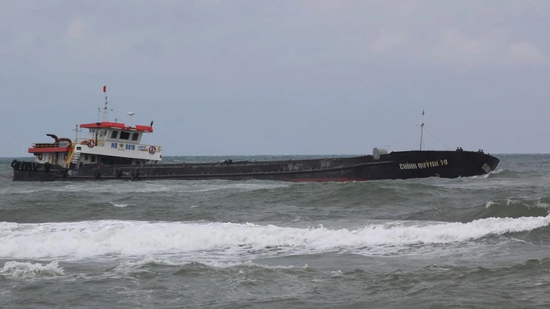 Tàu hàng mắc cạn cách bờ biển xã Gio Hải, huyện Gio Linh khoảng 200m đang được lực lượng chức năng cứu hộ.