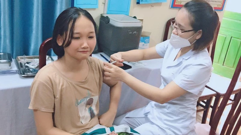 Học sinh dưới 12 tuổi ở xã Tân Phong (huyện Vũ Thư, tỉnh Thái Bình) được tiêm vaccine phòng Covid-19.