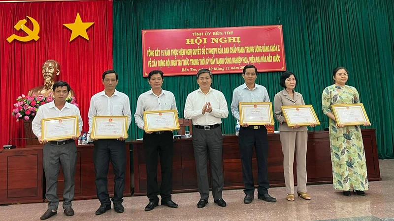 Bí thư Tỉnh ủy Bến Tre Lê Đức Thọ trao Bằng khen cho các tập thể có thành tích xuất sắc trong thực hiện Nghị quyết số 27.