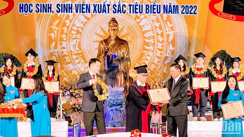 Lãnh đạo thành phố Hải Phòng trao thưởng các học sinh, sinh viên tiêu biểu.