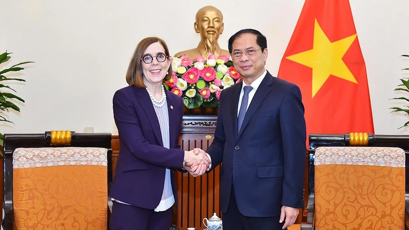 Bộ trưởng Ngoại giao Bùi Thanh Sơn tiếp bà Katherine Brown, Thống đốc bang Oregon, Hoa Kỳ.