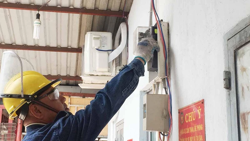 Công nhân EVNHCMC kiểm tra công-tơ tại hộ gia đình.