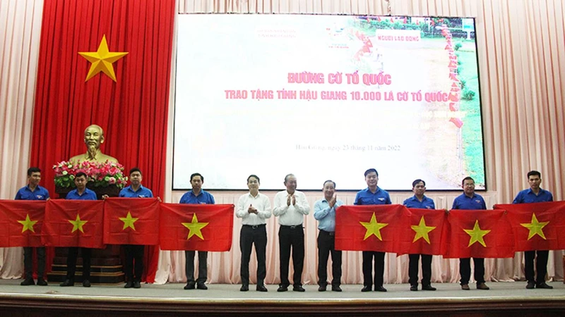 Tặng cờ Tổ quốc.