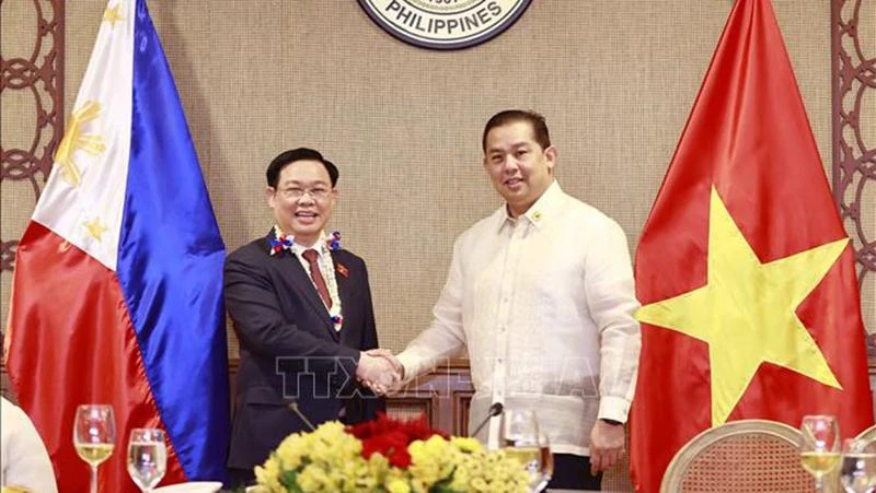 Chủ tịch Quốc hội Vương Đình Huệ và Chủ tịch Hạ viện Martin Romualdez tại lễ đón. (Ảnh: Doãn Tấn/TTXVN)