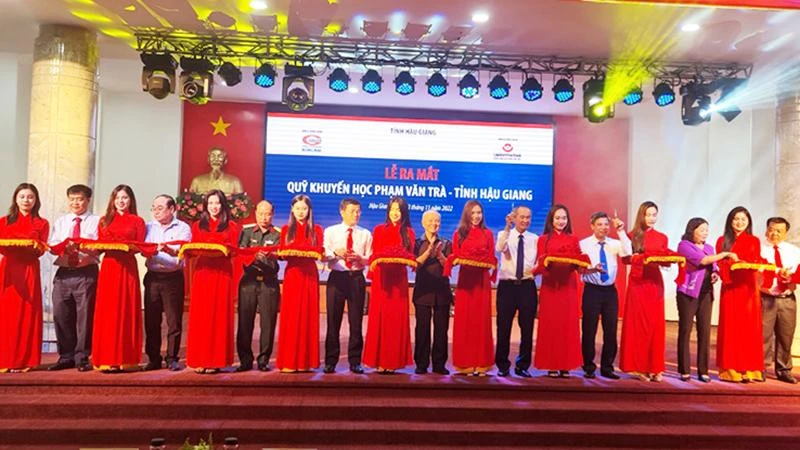 Nghi thức ra mắt Quỹ khuyến học Phạm Văn Trà–tỉnh Hậu Giang.