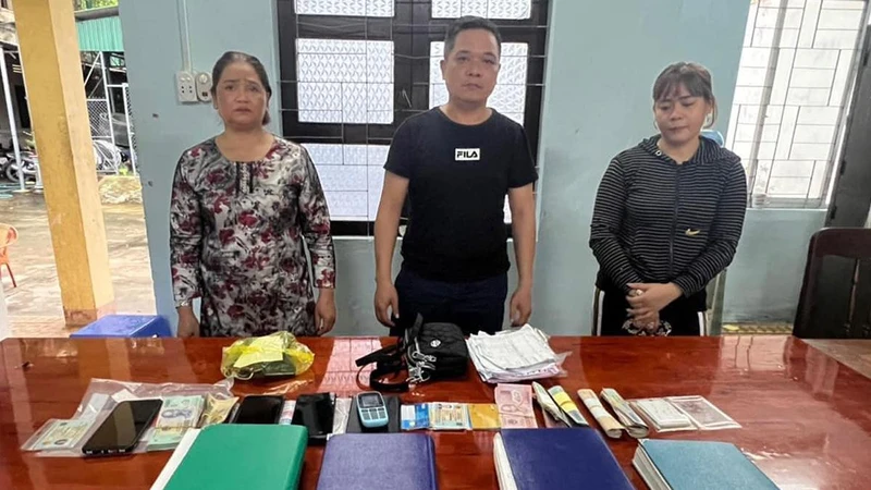 3 đối tượng cho vay lãi nặng bị Công an thành phố Quảng Ngãi bắt khẩn. (Ảnh: Công an thành phố Quảng Ngãi cung cấp)