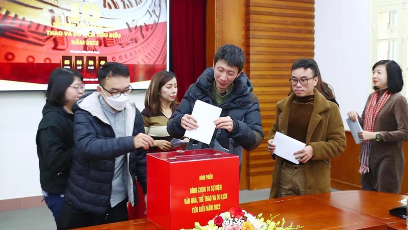 Đại diện phóng viên các cơ quan thông tấn báo chí bỏ phiếu bình chọn.