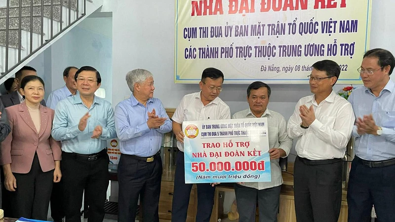 Trao hỗ trợ và bàn giao nhà cho gia đình ông Rân.