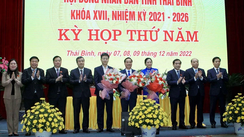 Đồng chí Vũ Ngọc Trì (thứ 5 từ phải qua) được bầu giữ chức Phó Chủ tịch Hội đồng nhân dân tỉnh khóa 17, nhiệm kỳ 2021-2026.