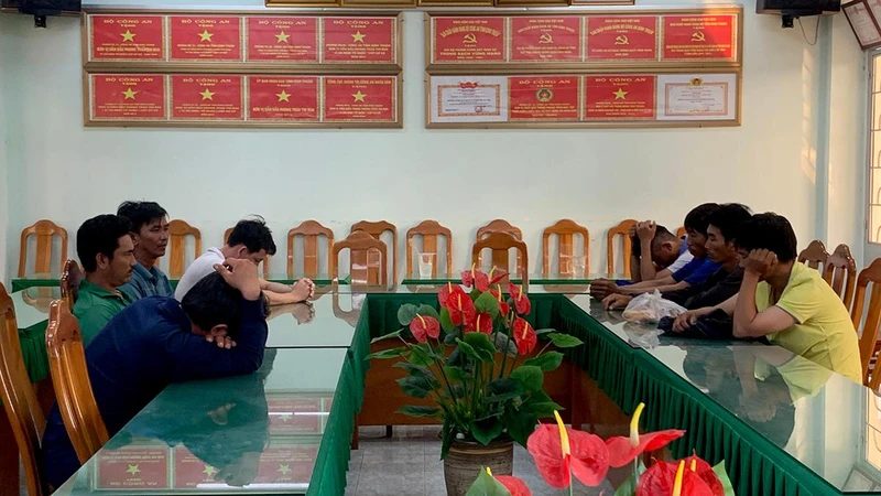 Các đối tượng trong đường dây đánh bạc bị tạm giữ và đưa về trụ sở cơ quan công an. (Ảnh: Công an Bình Thuận cung cấp)