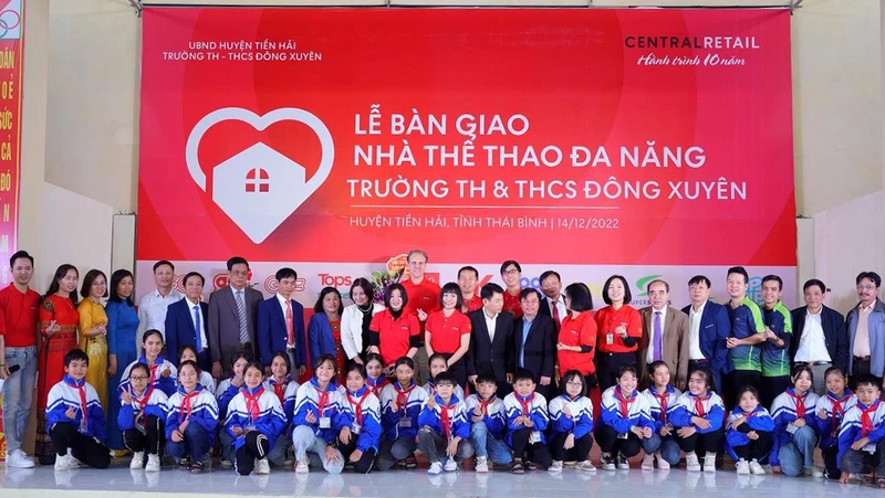 Các học sinh và thầy cô Trường Tiểu học và Trung học cơ sở Đông Xuyên hào hứng chụp hình lưu niệm tại Trung tâm thể thao đa năng mới khánh thành.