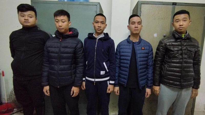 Các đối tượng bị bắt giữ tại cơ quan công an. (Ảnh do cơ quan công an cung cấp)
