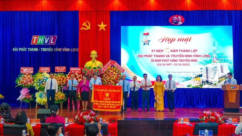 Đài Phát thanh và Truyền hình Vĩnh Long đón nhận cờ của UBND tỉnh Vĩnh Long. 