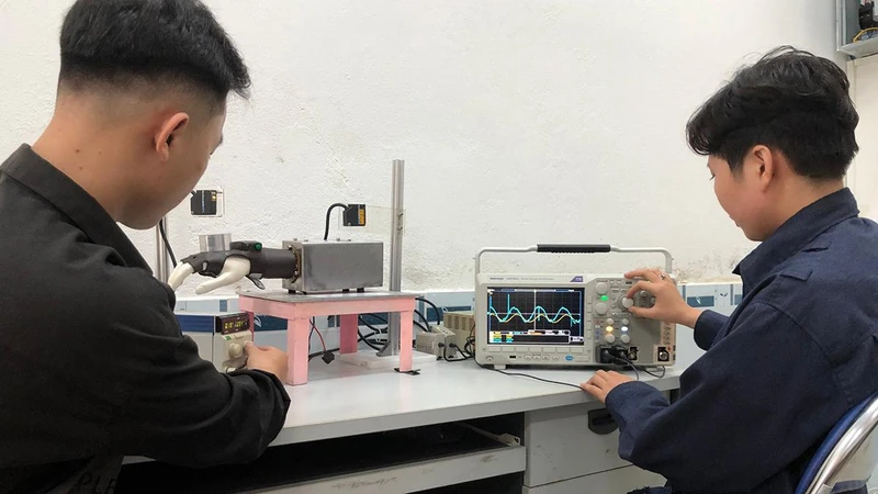 Nhóm sinh viên Bạch Ngọc Bích Đào và Võ Văn Hoàng với đề tài “Nghiên cứu thiết bị hỗ trợ người bị run tay”.