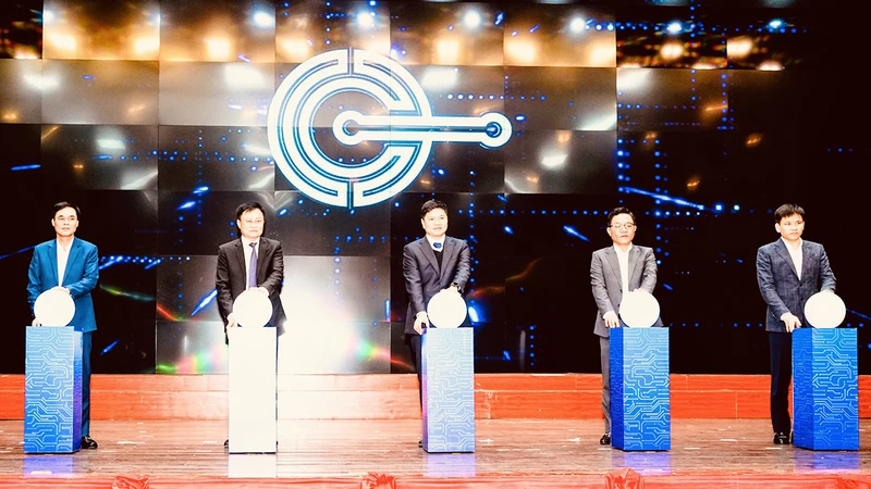 Các đại biểu nhấn nút khai mạc hội thảo.