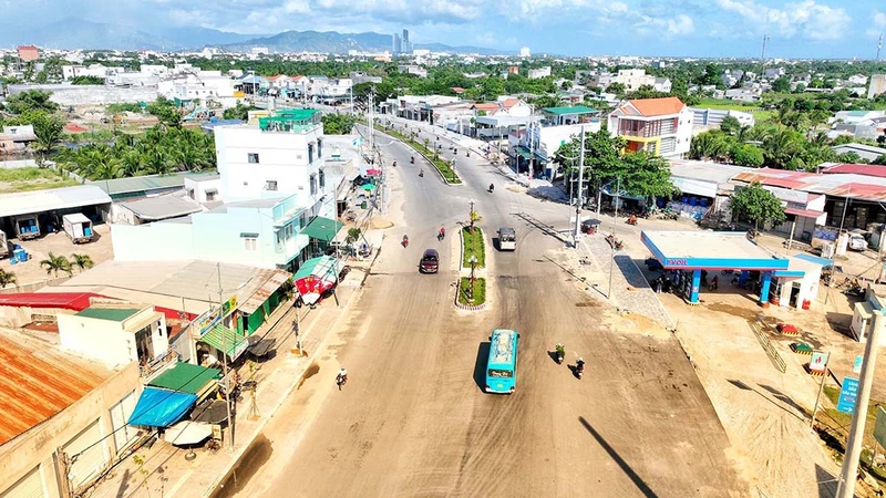 Dự án đường đôi vào thành phố Phan Rang-Tháp Chàm (đoạn phía nam của tỉnh Ninh Thuận) hoàn thành đã tạo nên diện mạo mới cho thôn, xóm và những đổi thay tích cực trong đời sống người dân nơi đây.