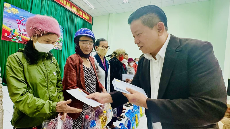Trao quà tết cho người nghèo ở Khu kinh tế Dung Quất.