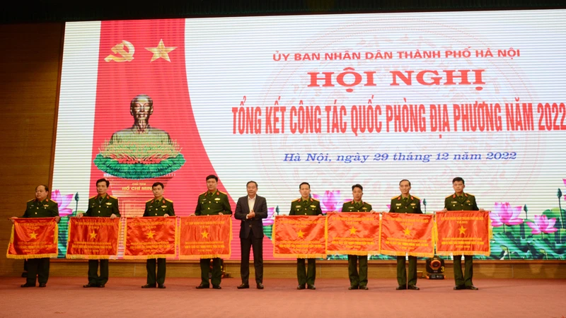 Lãnh đạo thành phố trao Bằng khen tặng các tập thể có thành tích trong công tác diễn tập khu vực phòng thủ.