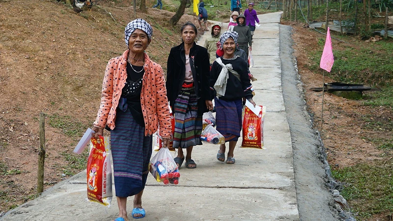 Bà con vui khi được đi trên tuyến đường mới.