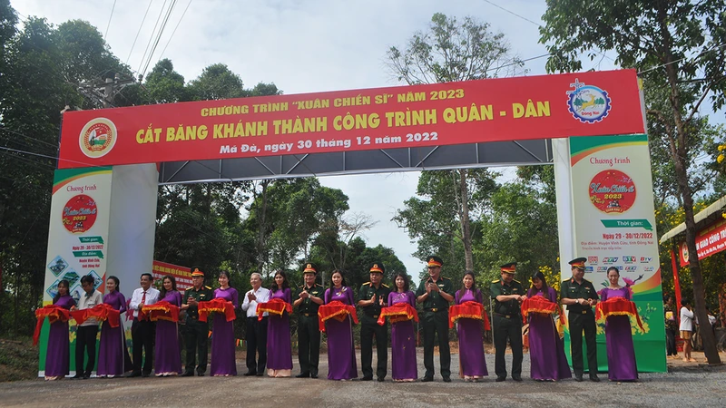 Lễ cắt băng khánh thành con đường dài 13,9km được đặt tên "Con đường tình nghĩa quân dân".