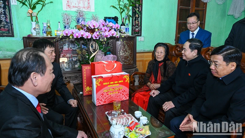Phó Chủ tịch Thường trực Quốc hội Trần Thanh Mẫn và đoàn công tác thăm, chúc Tết Mẹ Việt Nam Anh hùng Đồng Thị Tuyên tại xã Đào Mỹ, huyện Lạng Giang.