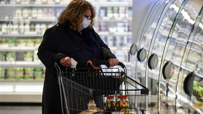 Người dân mua sắm tại siêu thị ở Duesseldorf, Đức. (Ảnh: AFP/TTXVN)